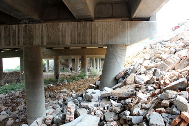 郑州高速路桥墩被建筑垃圾压断
