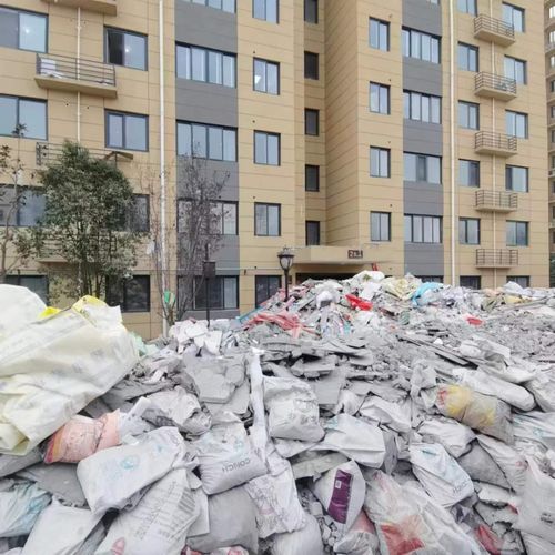 西安一项目建筑垃圾堆满小区引关注 社区称 正协商处理 丨热点